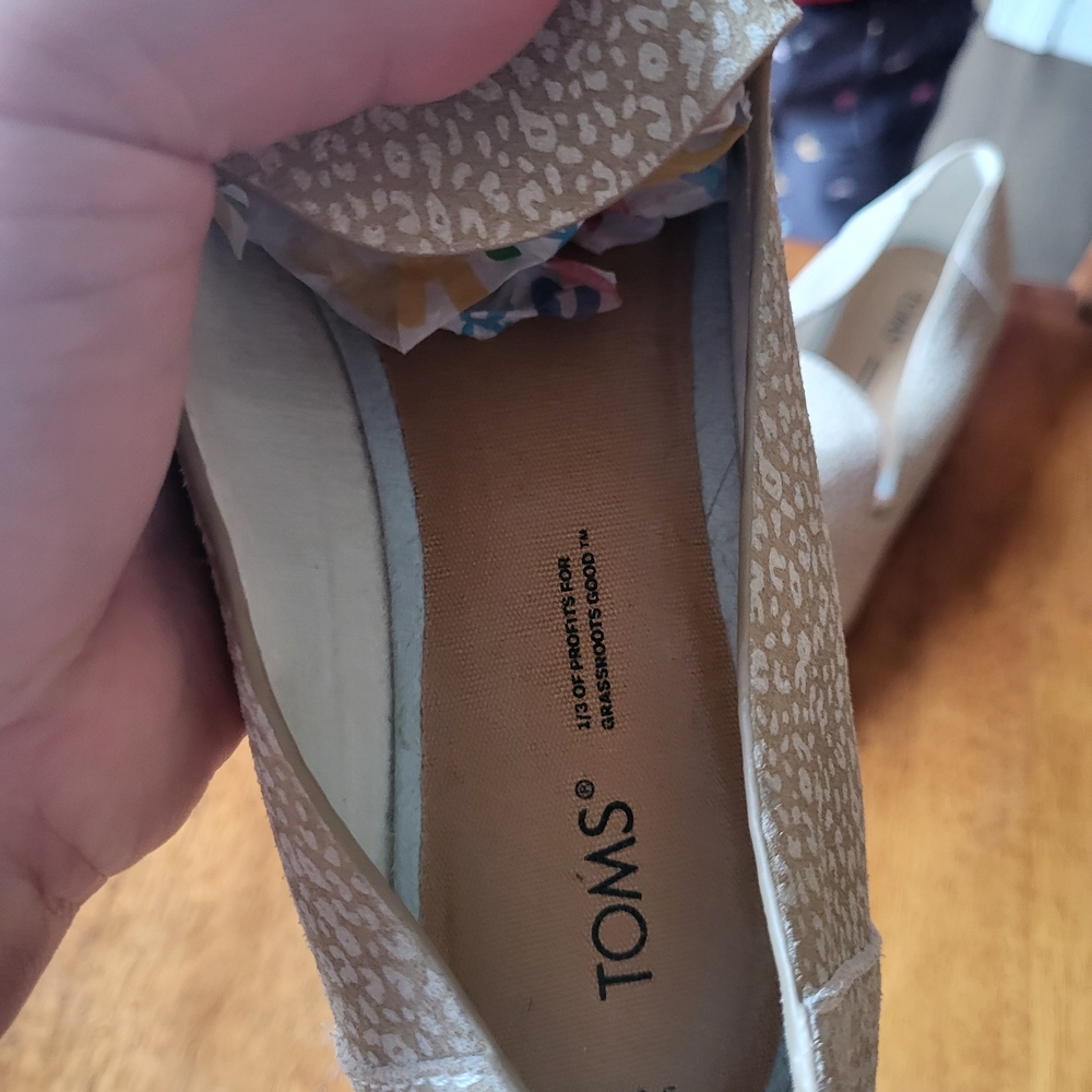 TOMS Women's Tan Slip-On Shoes - Picture 4 of 4
